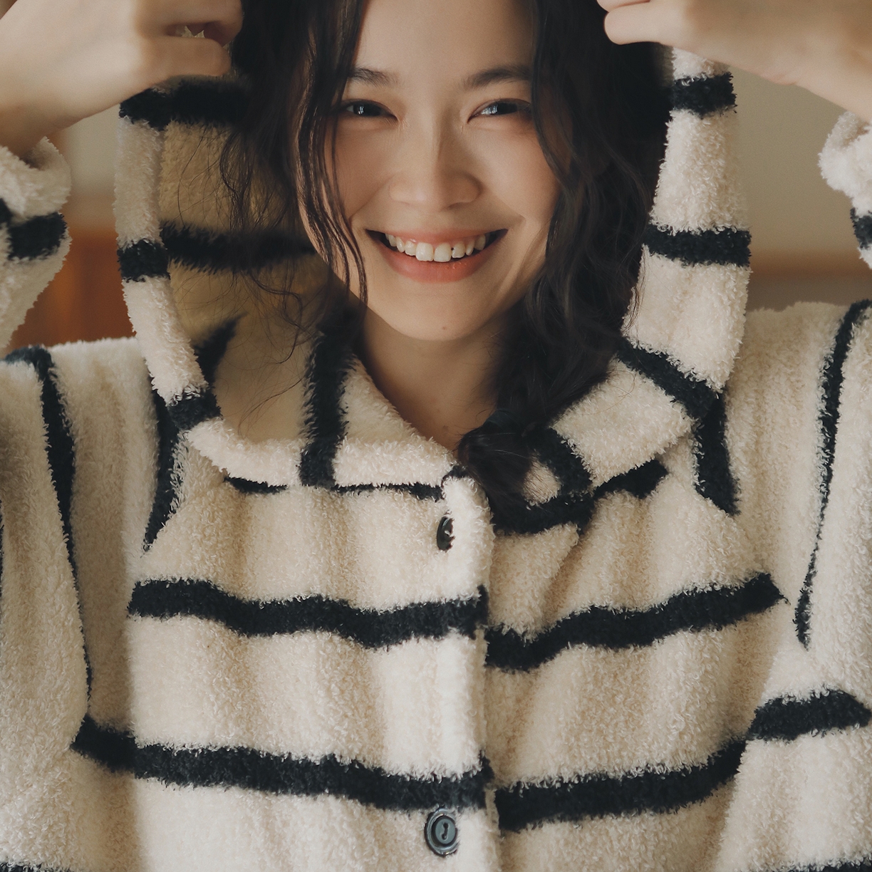 91家纺网 家纺一手货源 找家纺 （总）妍景家居生活馆 2026新款法兰绒暖白条纹睡袍