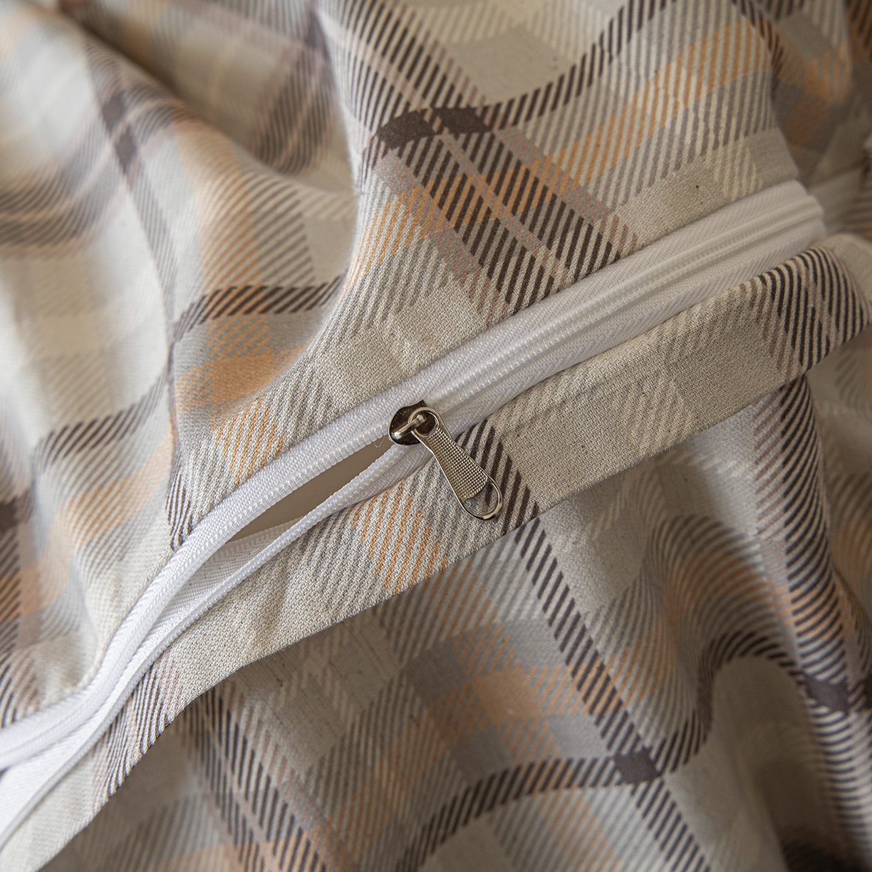 91家纺网 家纺一手货源 找家纺 桃子家居 2026新款A类纯棉棉麻三角针工艺贝壳边简约水洗棉麻四件套系列 棉麻-三角针栗木格