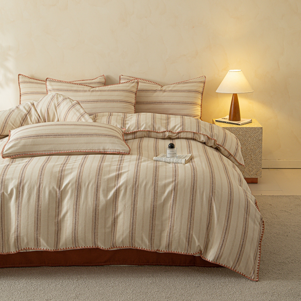 91家纺网 家纺一手货源 找家纺 桃子家居 2026新款A类纯棉棉麻三角针工艺贝壳边简约水洗棉麻四件套系列 棉麻-三角针暖棕条