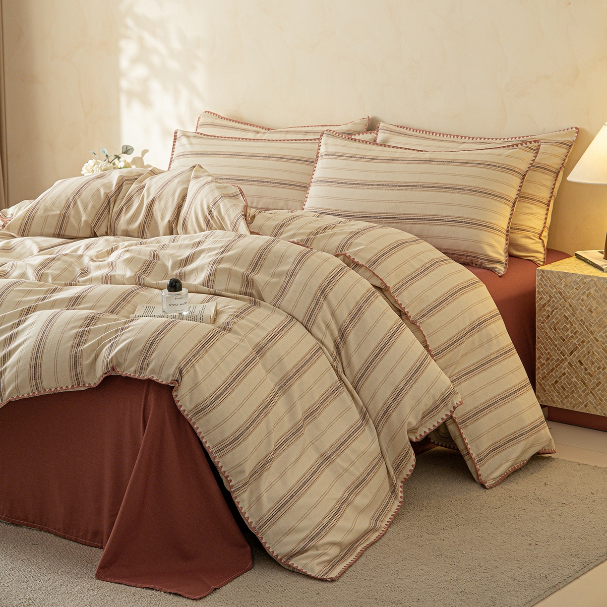 91家纺网 家纺一手货源 找家纺 桃子家居 2026新款A类纯棉棉麻三角针工艺贝壳边简约水洗棉麻四件套系列 棉麻-三角针暖棕条