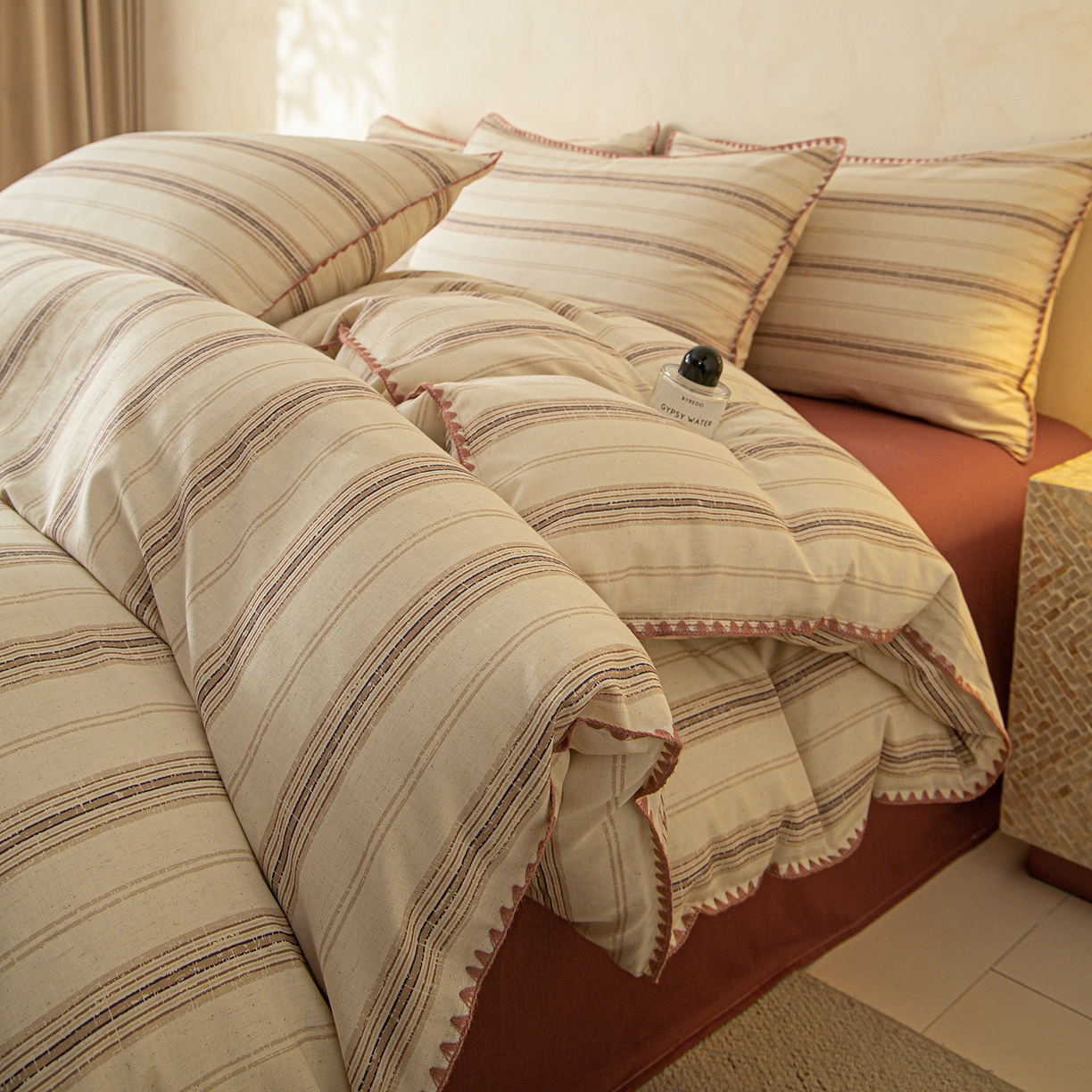 91家纺网 家纺一手货源 找家纺 桃子家居 2026新款A类纯棉棉麻三角针工艺贝壳边简约水洗棉麻四件套系列 棉麻-三角针暖棕条