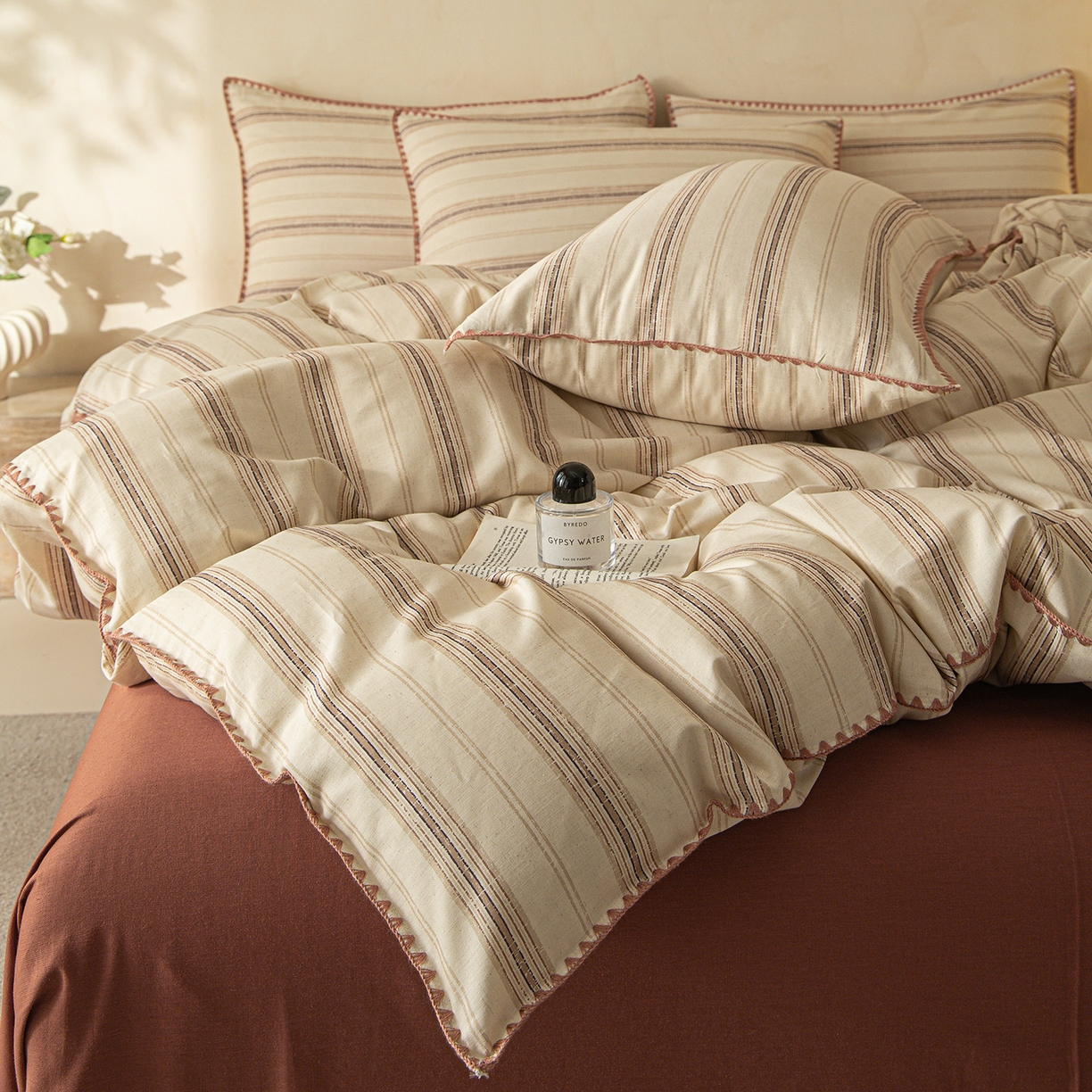 91家纺网 家纺一手货源 找家纺 桃子家居 2026新款A类纯棉棉麻三角针工艺贝壳边简约水洗棉麻四件套系列 棉麻-三角针暖棕条