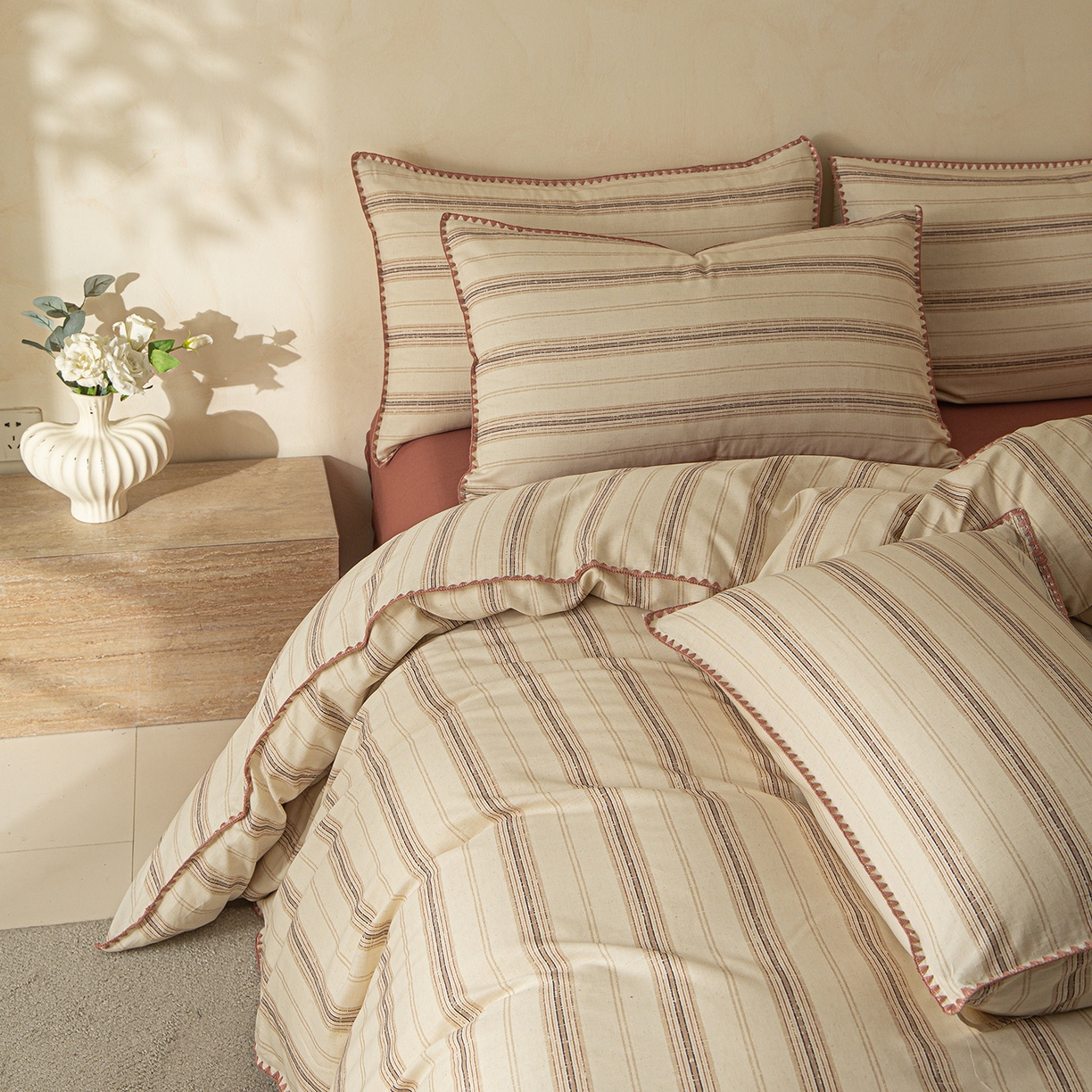 91家纺网 家纺一手货源 找家纺 桃子家居 2026新款A类纯棉棉麻三角针工艺贝壳边简约水洗棉麻四件套系列 棉麻-三角针暖棕条