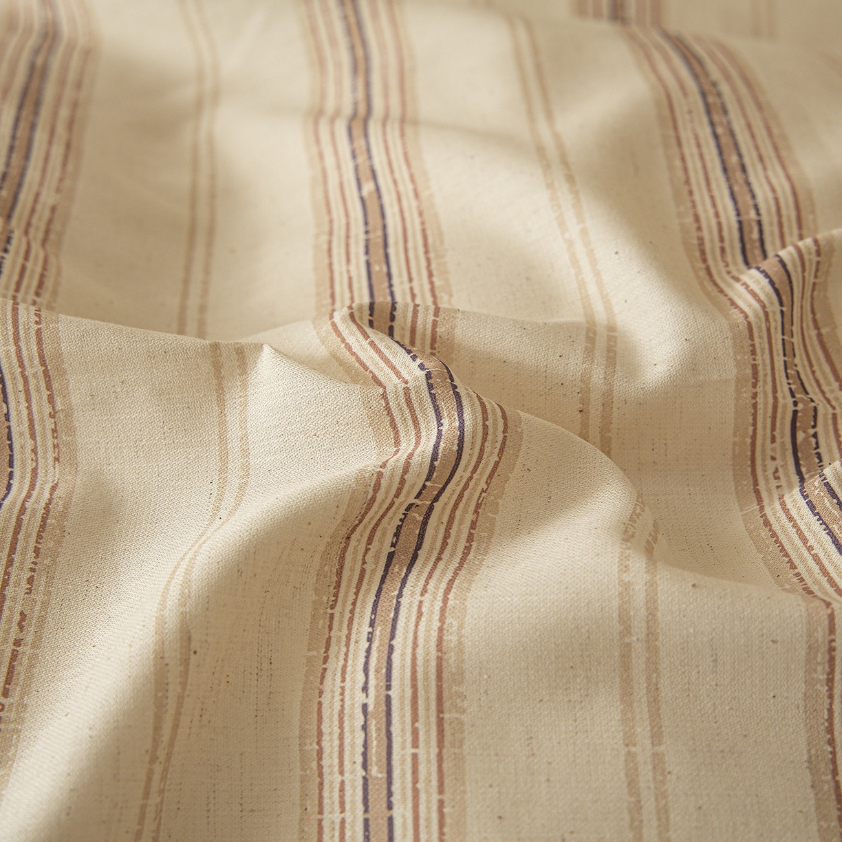 91家纺网 家纺一手货源 找家纺 桃子家居 2026新款A类纯棉棉麻三角针工艺贝壳边简约水洗棉麻四件套系列 棉麻-三角针暖棕条