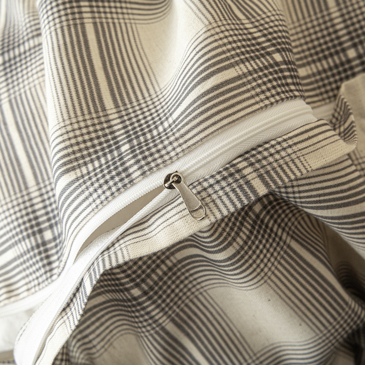 91家纺网 家纺一手货源 找家纺 桃子家居 2026新款A类纯棉棉麻三角针工艺贝壳边简约水洗棉麻四件套系列 棉麻-三角针青雾格