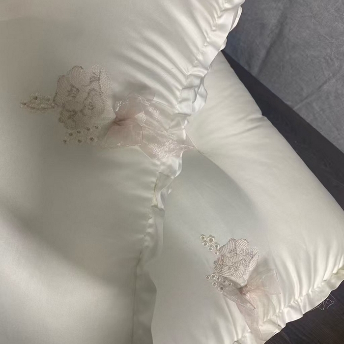 91家纺网 家纺一手货源 找家纺 （总）云熙枕业 2026新款贡缎蝴蝶绣花款羽丝护颈枕