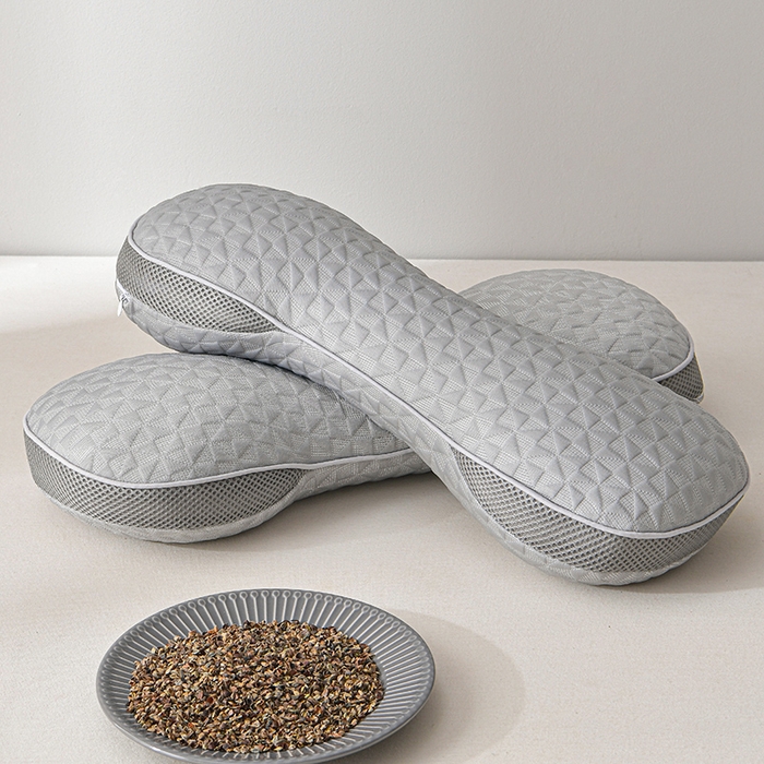 91家纺网 家纺一手货源 找家纺 小桃姐家纺 2025新款凉感冰丝苦荞骨形护颈枕 枕头枕芯 凉感冰丝苦荞骨形护颈枕-灰色