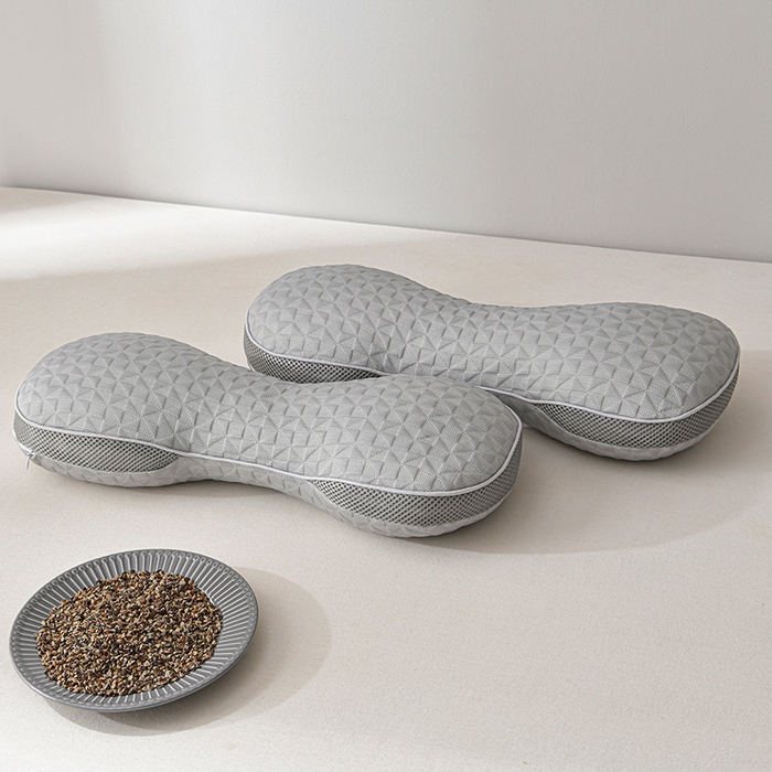 91家纺网 家纺一手货源 找家纺 小桃姐家纺 2025新款凉感冰丝苦荞骨形护颈枕 枕头枕芯 凉感冰丝苦荞骨形护颈枕-灰色