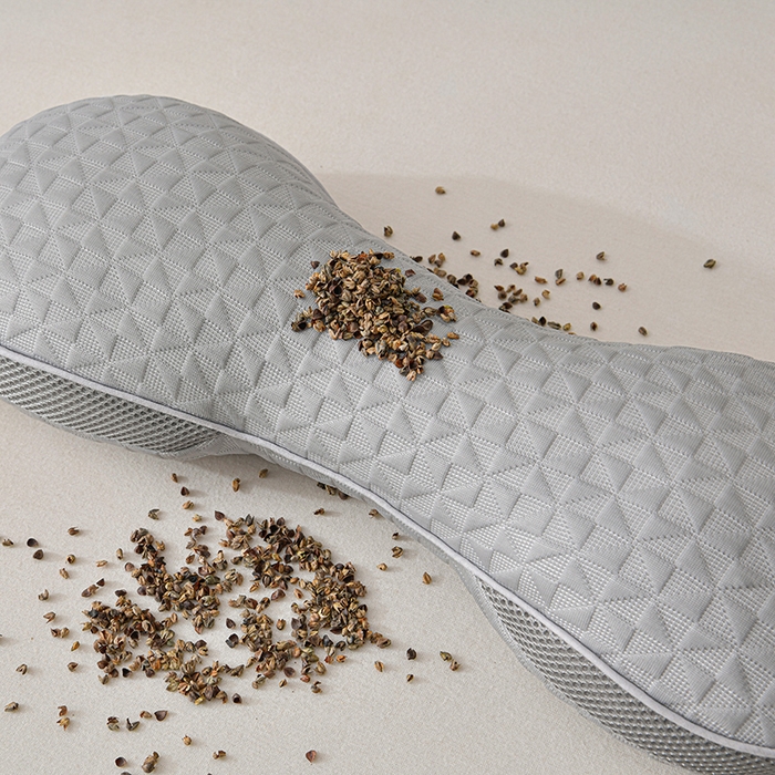 91家纺网 家纺一手货源 找家纺 小桃姐家纺 2025新款凉感冰丝苦荞骨形护颈枕 枕头枕芯 凉感冰丝苦荞骨形护颈枕-灰色