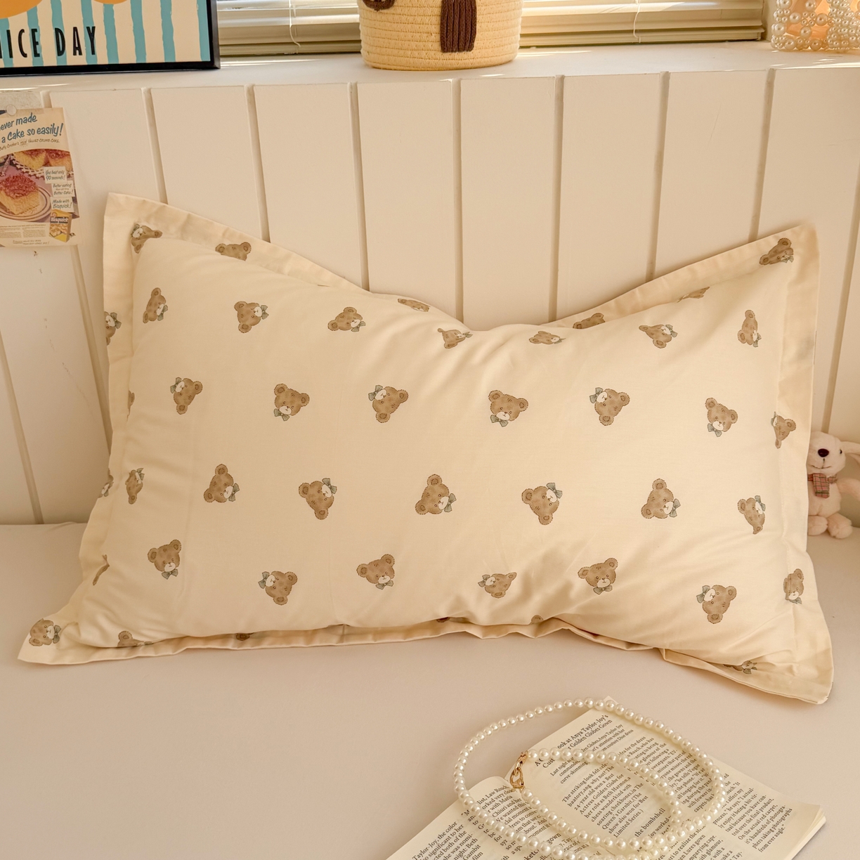 91家纺网 家纺一手货源 找家纺 百寐 2026新款13372全棉信封印花系列枕套 领结熊