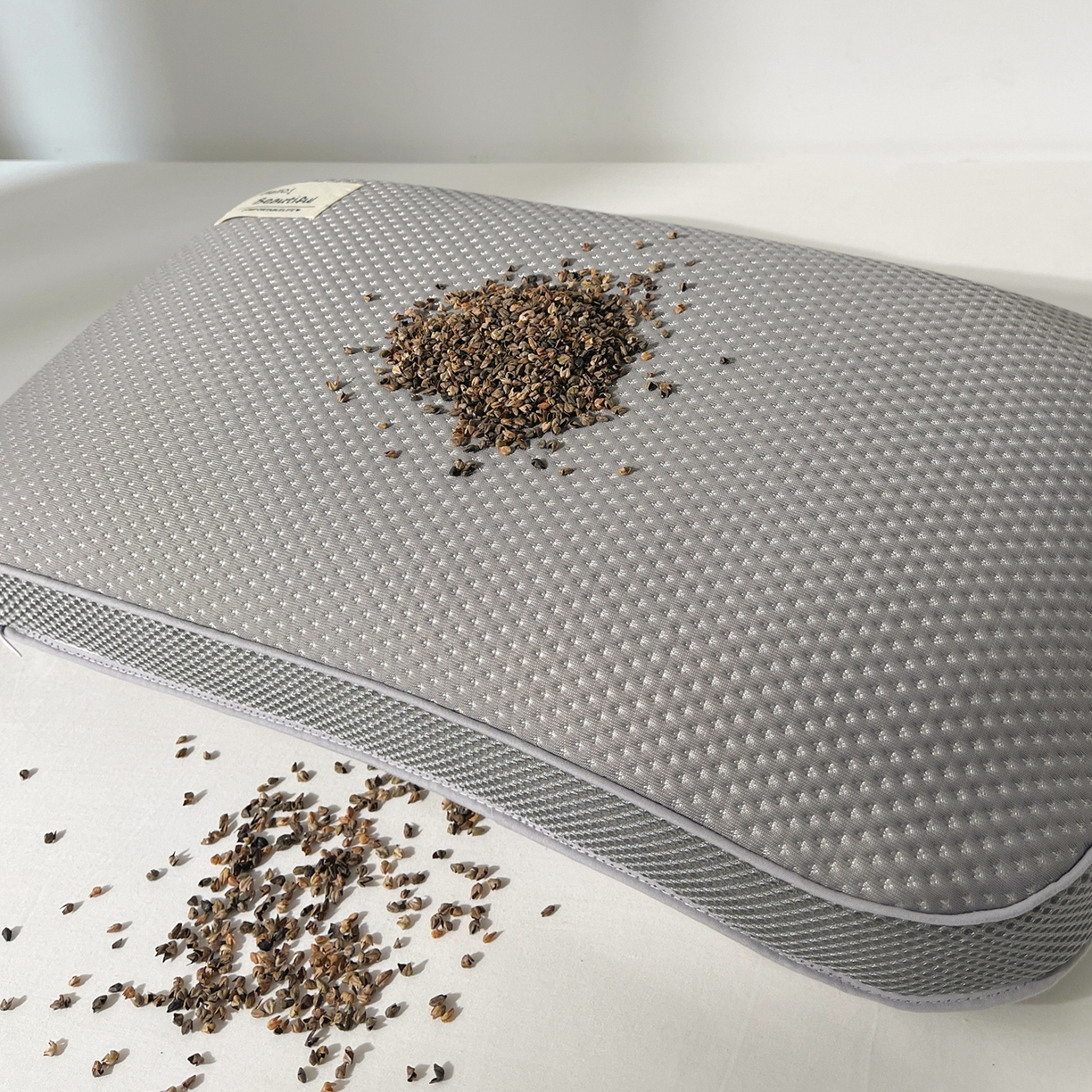 91家纺网 家纺一手货源 找家纺 （总）小桃姐家纺 2025新款凉感冰丝枕荞麦枕头凉豆豆纯色透气面包枕头枕芯