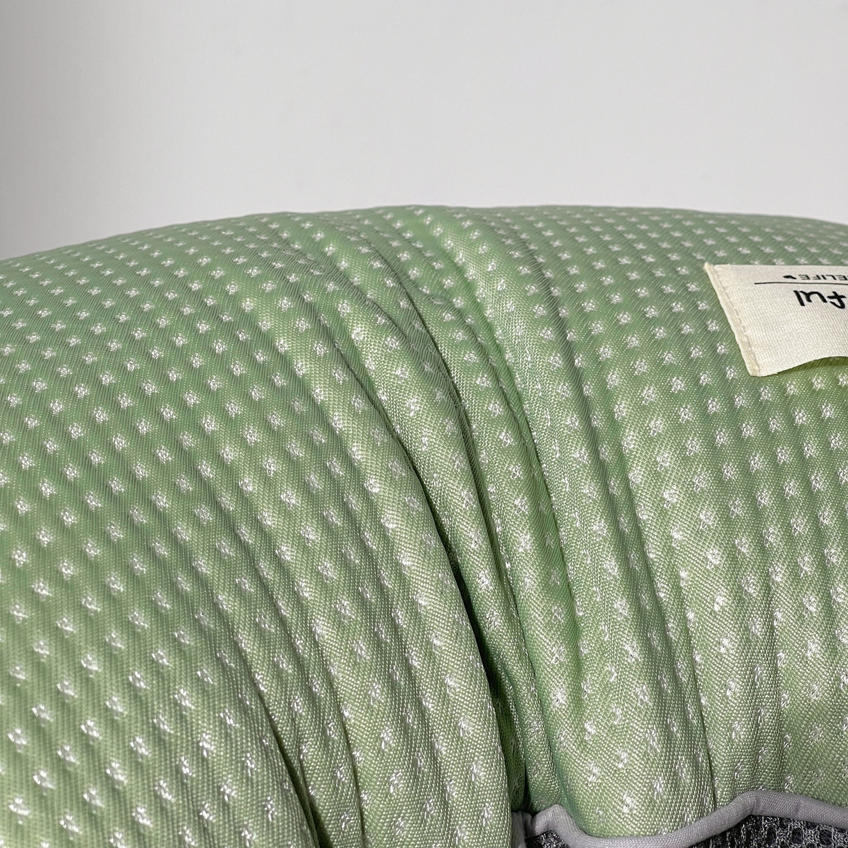 91家纺网 家纺一手货源 找家纺 小桃姐家纺 2025新款凉感冰丝枕荞麦枕头凉豆豆纯色透气面包枕头枕芯 绿色