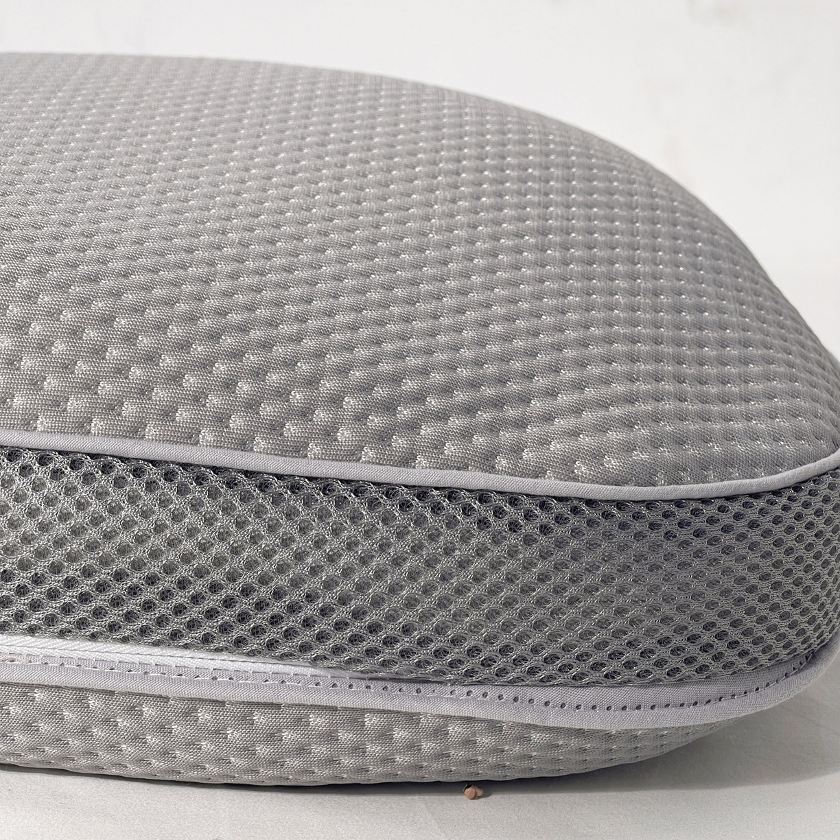 91家纺网 家纺一手货源 找家纺 小桃姐家纺 2025新款凉感冰丝枕荞麦枕头凉豆豆纯色透气面包枕头枕芯 灰色