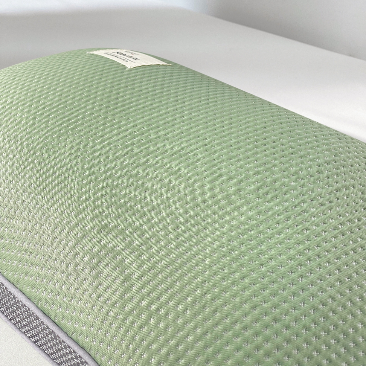 91家纺网 家纺一手货源 找家纺 小桃姐家纺 2025新款凉感冰丝枕荞麦枕头凉豆豆纯色透气面包枕头枕芯 绿色