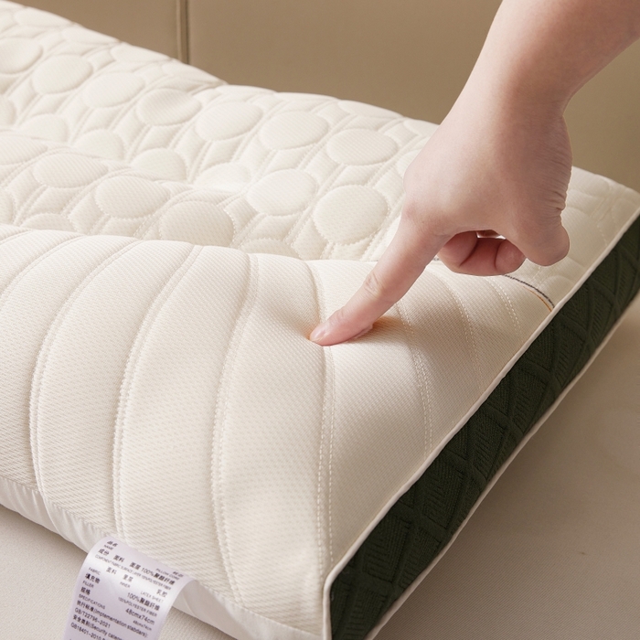 91家纺网 家纺一手货源 找家纺 （总）小桃姐家纺 2025新款COOL刺绣乳胶大豆枕  立体分区枕芯 透气乳胶枕头 绗缝乳胶片