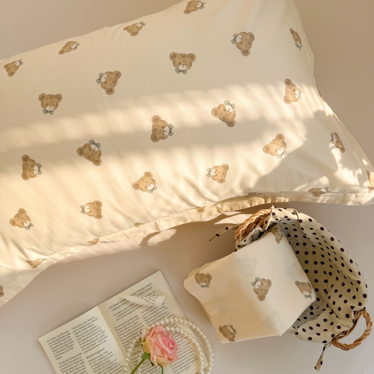 91家纺网 家纺一手货源 找家纺 百寐 2026新款13372全棉信封印花系列枕套 领结熊