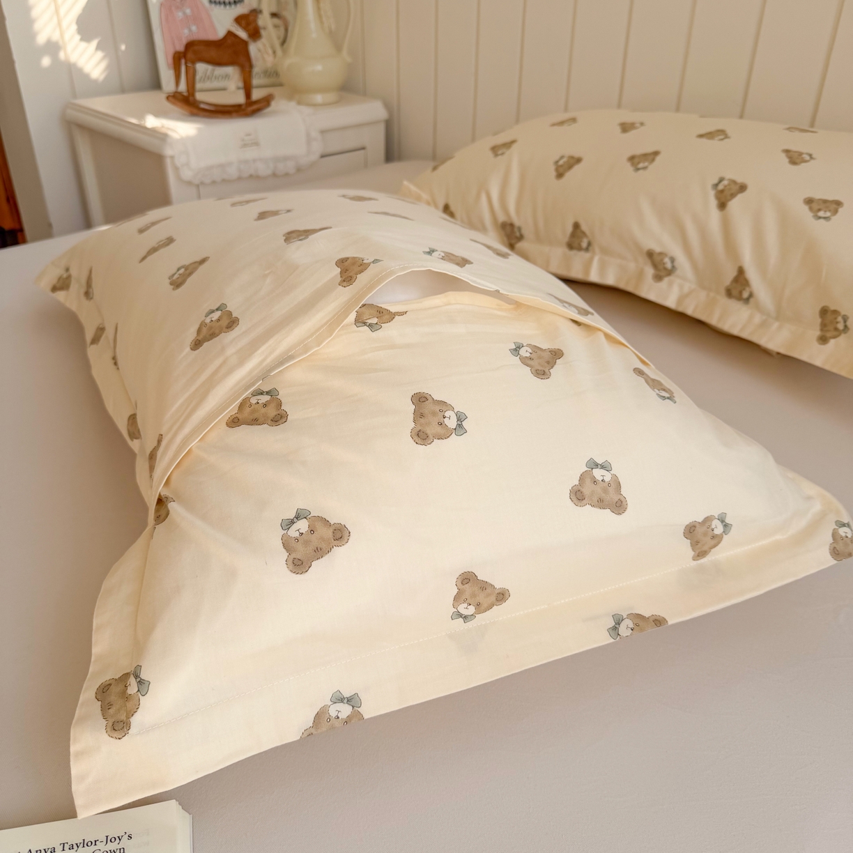 91家纺网 家纺一手货源 找家纺 百寐 2026新款13372全棉信封印花系列枕套 领结熊