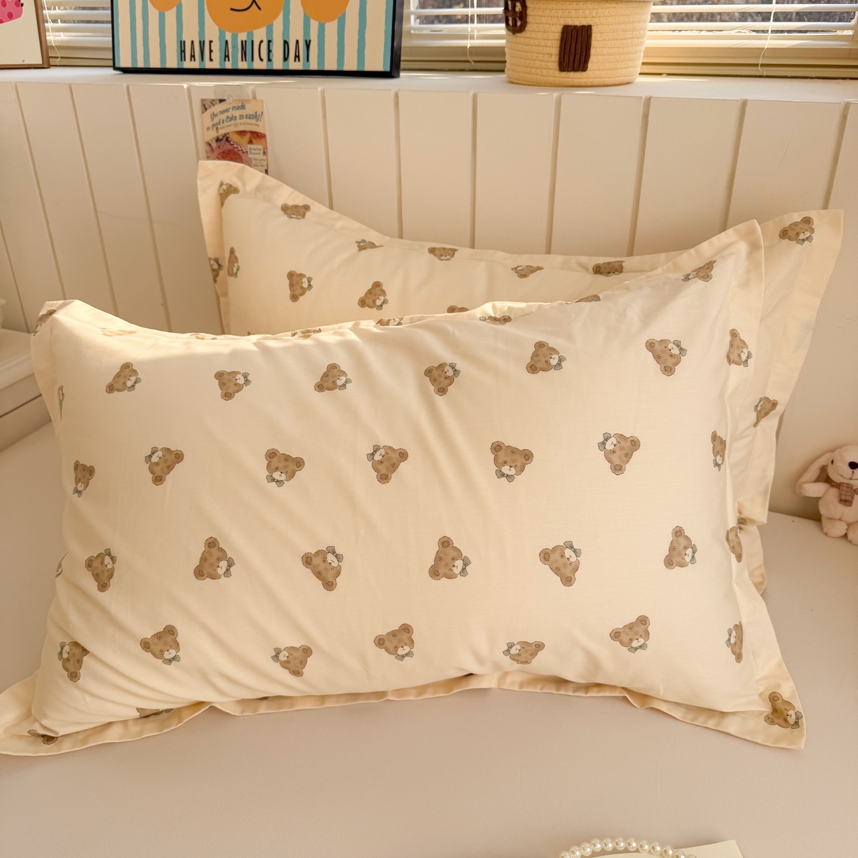 91家纺网 家纺一手货源 找家纺 百寐 2026新款13372全棉信封印花系列枕套 领结熊