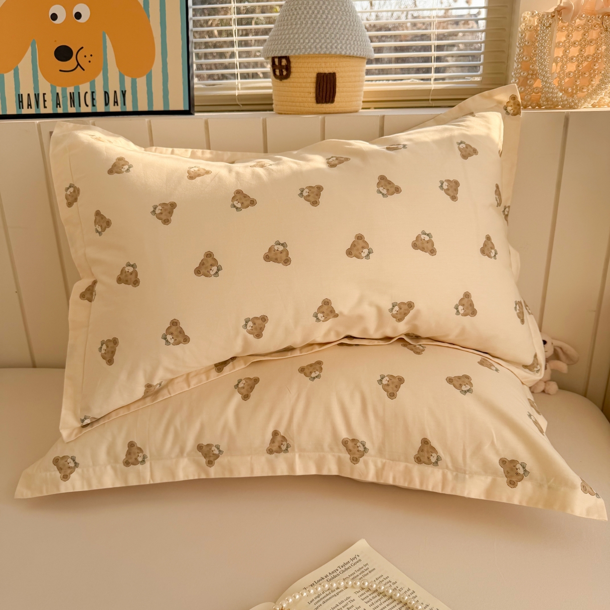 91家纺网 家纺一手货源 找家纺 百寐 2026新款13372全棉信封印花系列枕套 领结熊