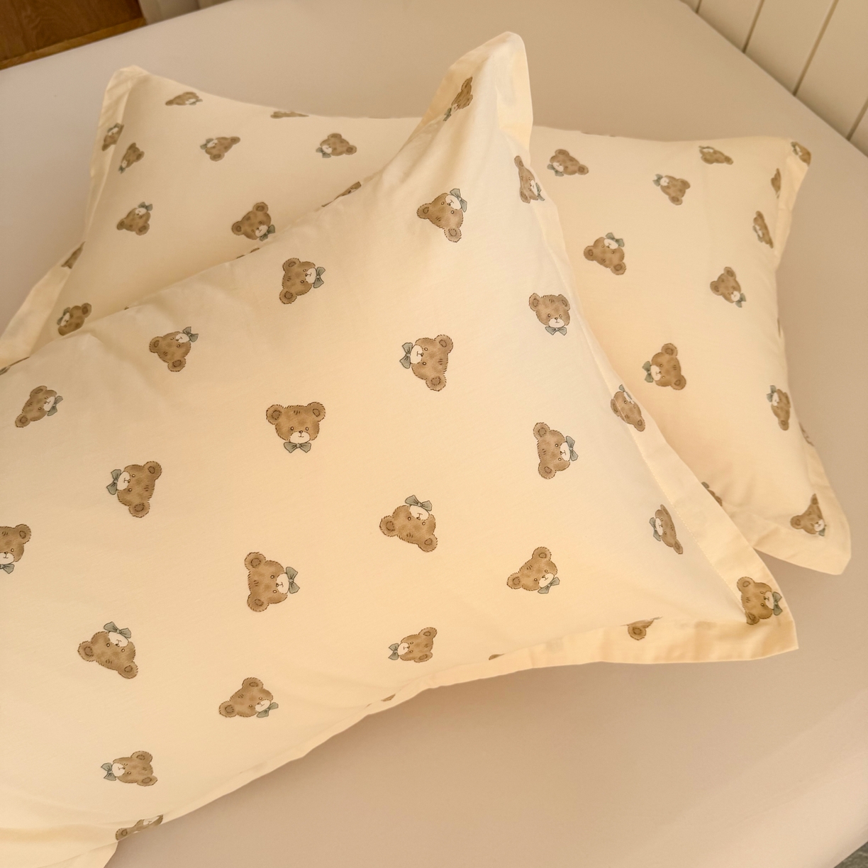 91家纺网 家纺一手货源 找家纺 百寐 2026新款13372全棉信封印花系列枕套 领结熊