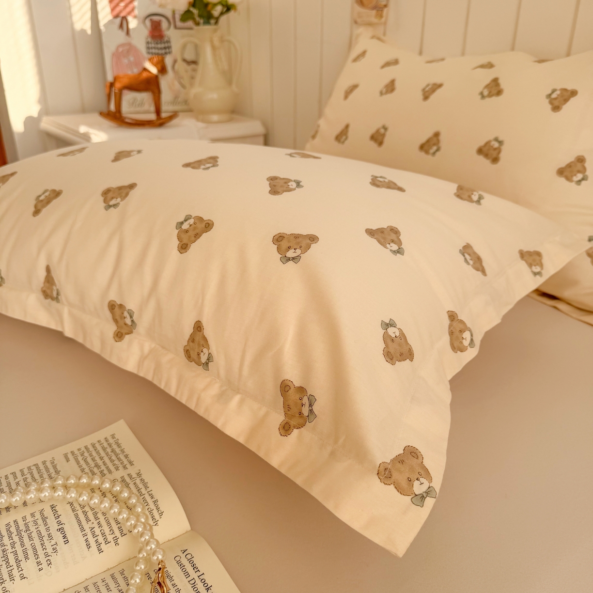 91家纺网 家纺一手货源 找家纺 百寐 2026新款13372全棉信封印花系列枕套 领结熊