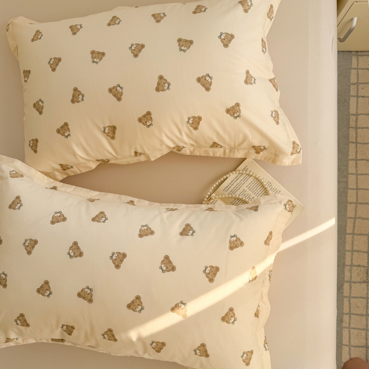 91家纺网 家纺一手货源 找家纺 百寐 2026新款13372全棉信封印花系列枕套 领结熊