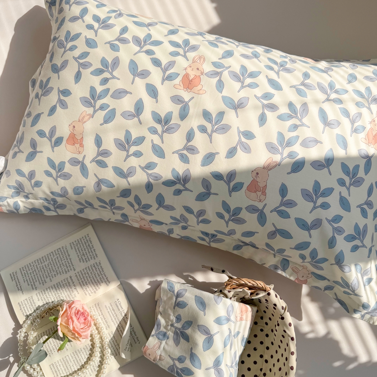 91家纺网 家纺一手货源 找家纺 百寐 2026新款13372全棉信封印花系列枕套 萌小兔