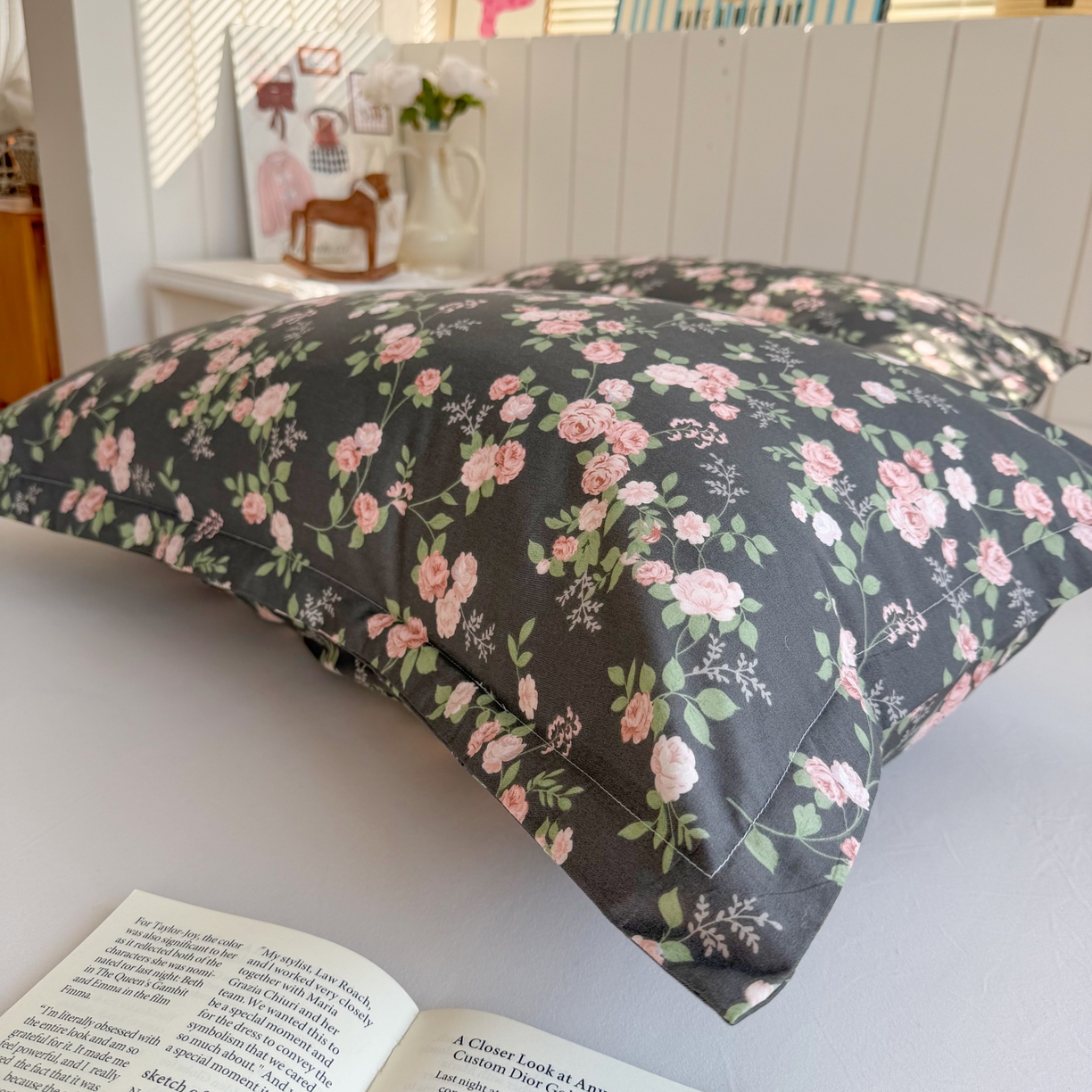 91家纺网 家纺一手货源 找家纺 百寐 2026新款13372全棉信封印花系列枕套 墨池玫瑰