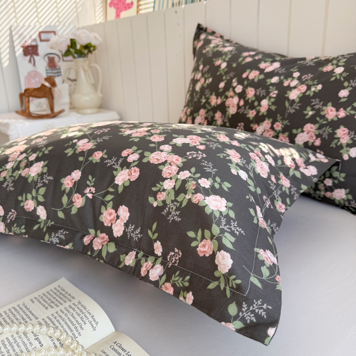 91家纺网 家纺一手货源 找家纺 百寐 2026新款13372全棉信封印花系列枕套 墨池玫瑰