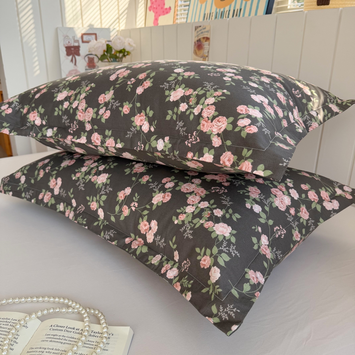 91家纺网 家纺一手货源 找家纺 百寐 2026新款13372全棉信封印花系列枕套 墨池玫瑰