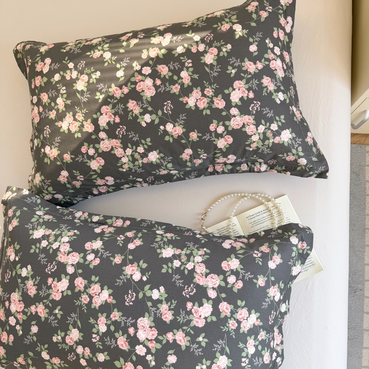 91家纺网 家纺一手货源 找家纺 百寐 2026新款13372全棉信封印花系列枕套 墨池玫瑰