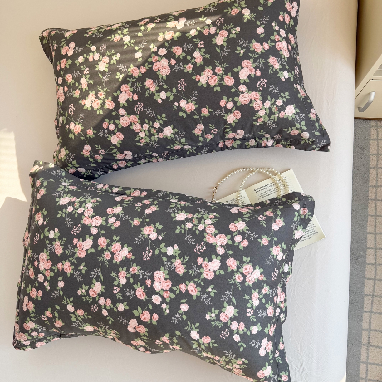 91家纺网 家纺一手货源 找家纺 百寐 2026新款13372全棉信封印花系列枕套 墨池玫瑰