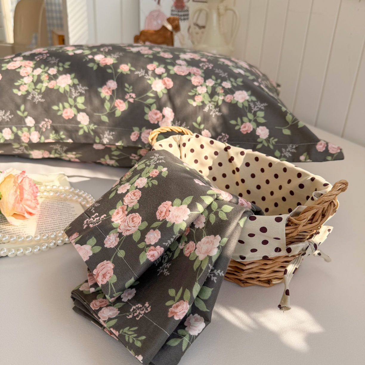 91家纺网 家纺一手货源 找家纺 百寐 2026新款13372全棉信封印花系列枕套 墨池玫瑰