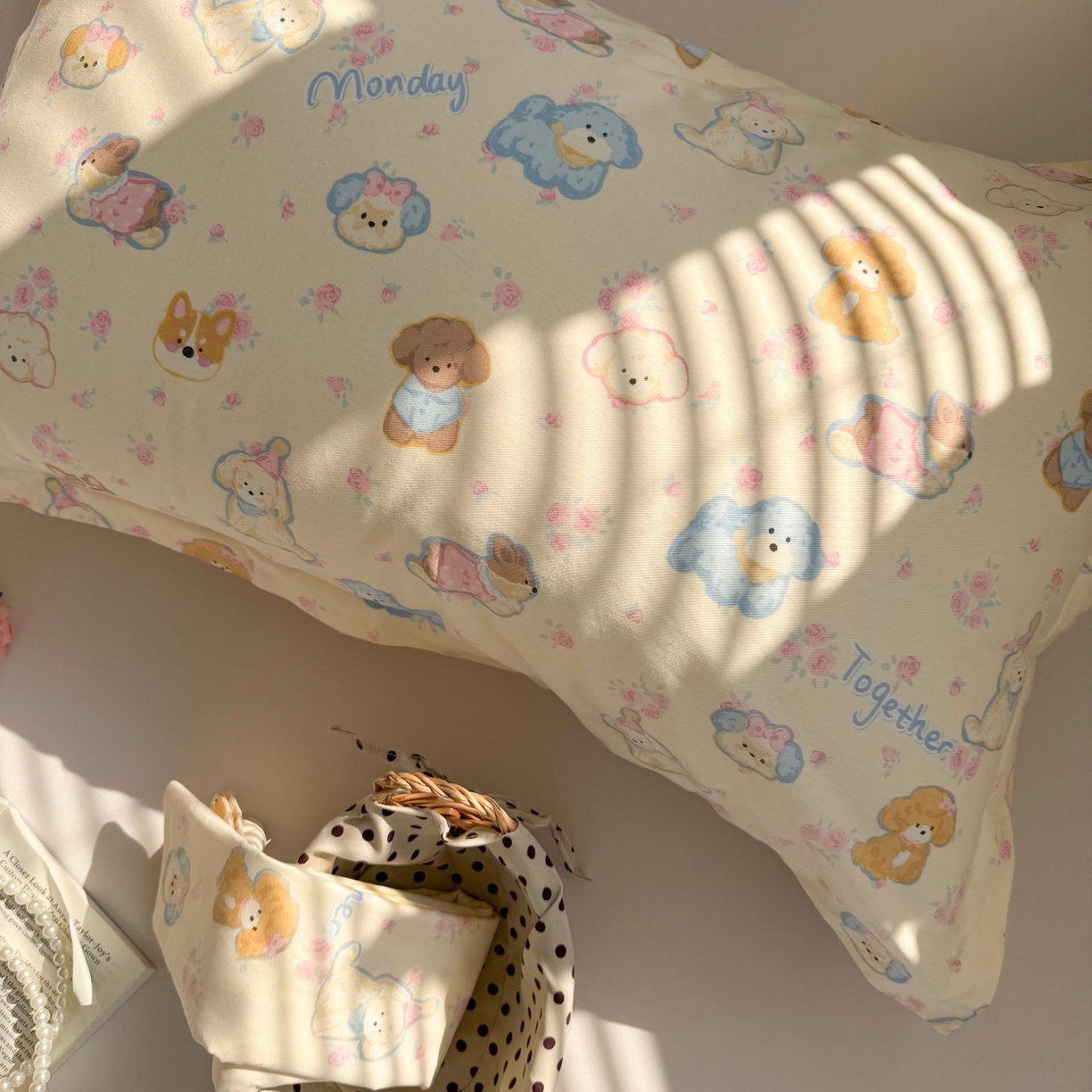 91家纺网 家纺一手货源 找家纺 百寐 2026新款13372全棉信封印花系列枕套 泡芙狗