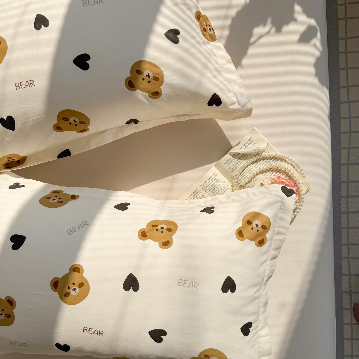 91家纺网 家纺一手货源 找家纺 百寐 2026新款13372全棉信封印花系列枕套 心心熊