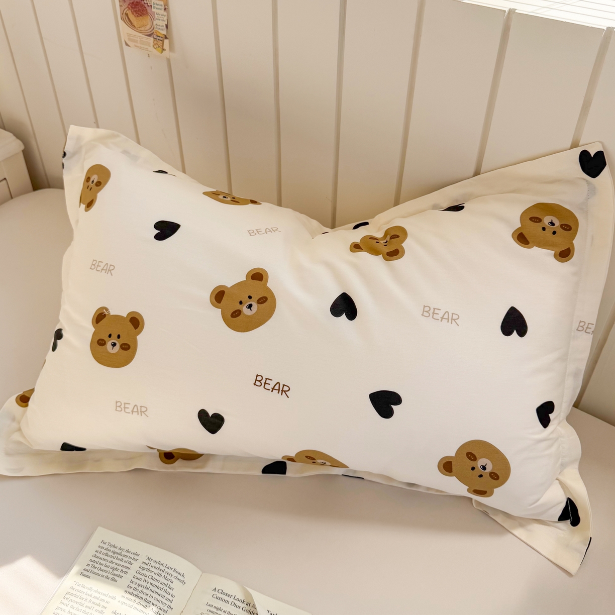 91家纺网 家纺一手货源 找家纺 百寐 2026新款13372全棉信封印花系列枕套 心心熊