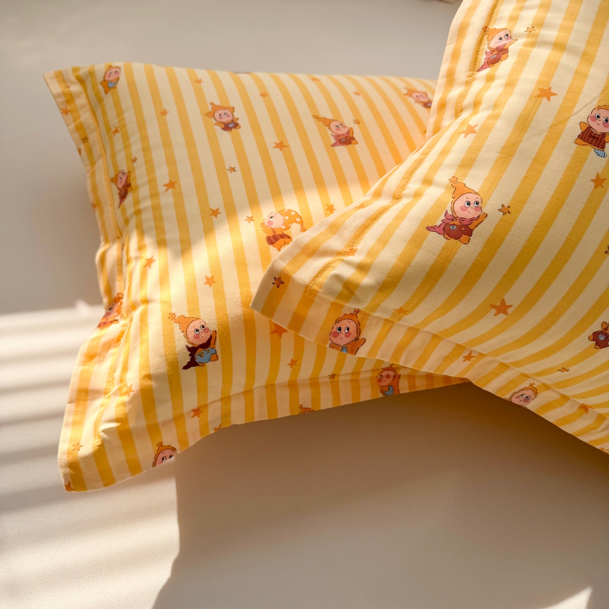 91家纺网 家纺一手货源 找家纺 百寐 2026新款13372全棉信封印花系列枕套 星星人