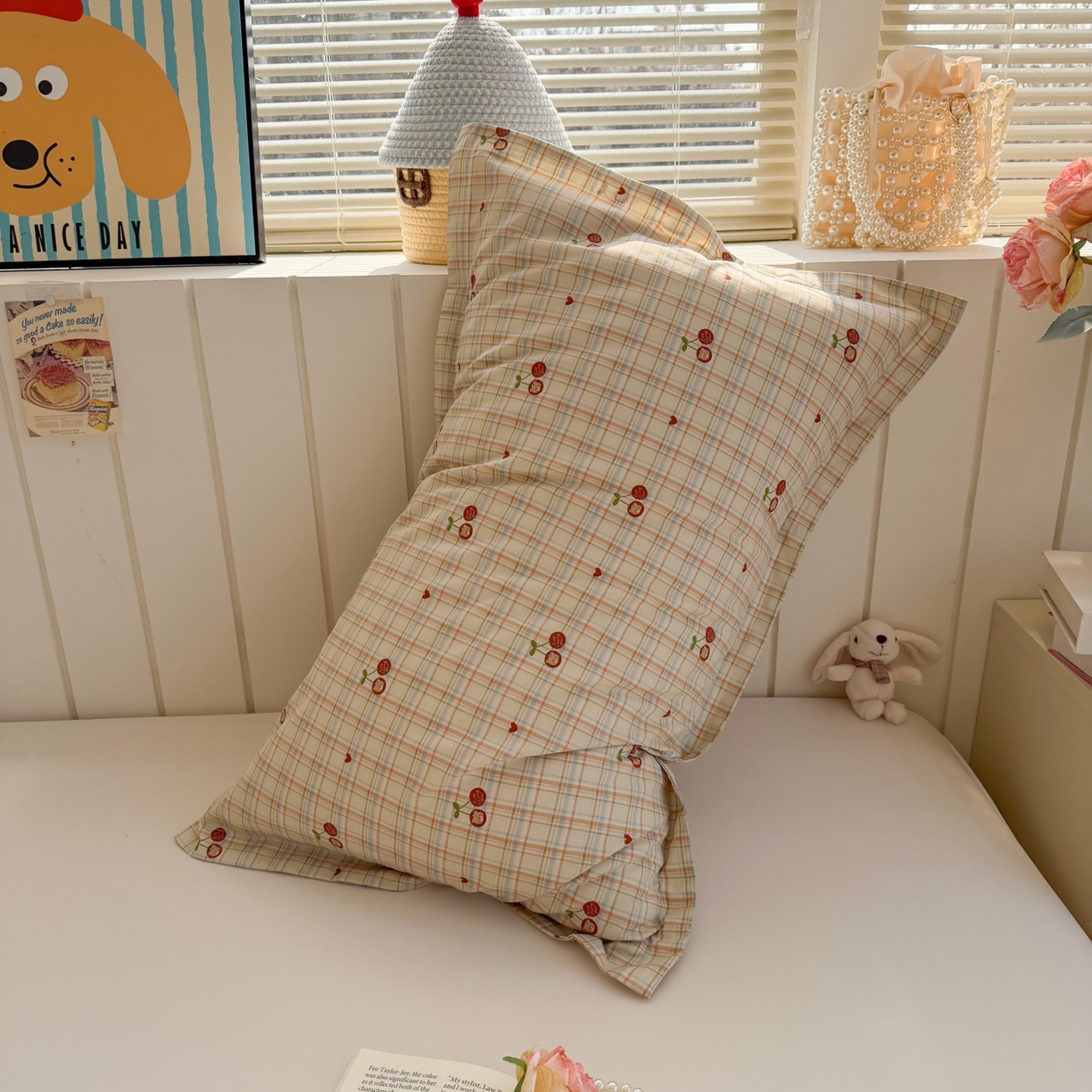 91家纺网 家纺一手货源 找家纺 百寐 2026新款13372全棉信封印花系列枕套 樱桃小熊