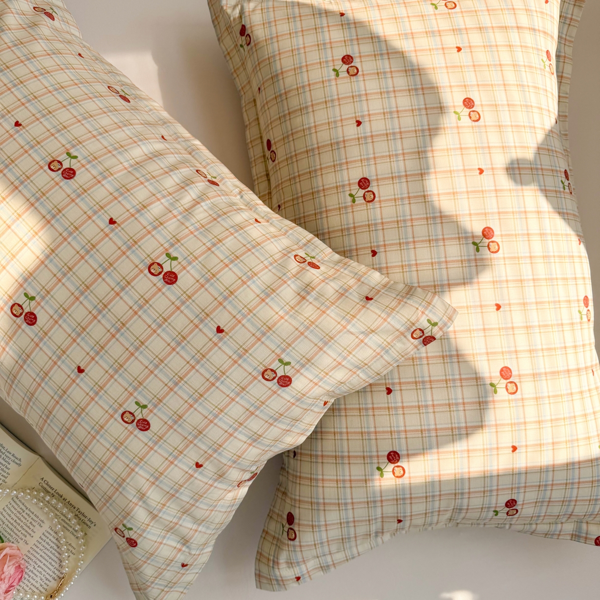 91家纺网 家纺一手货源 找家纺 百寐 2026新款13372全棉信封印花系列枕套 樱桃小熊