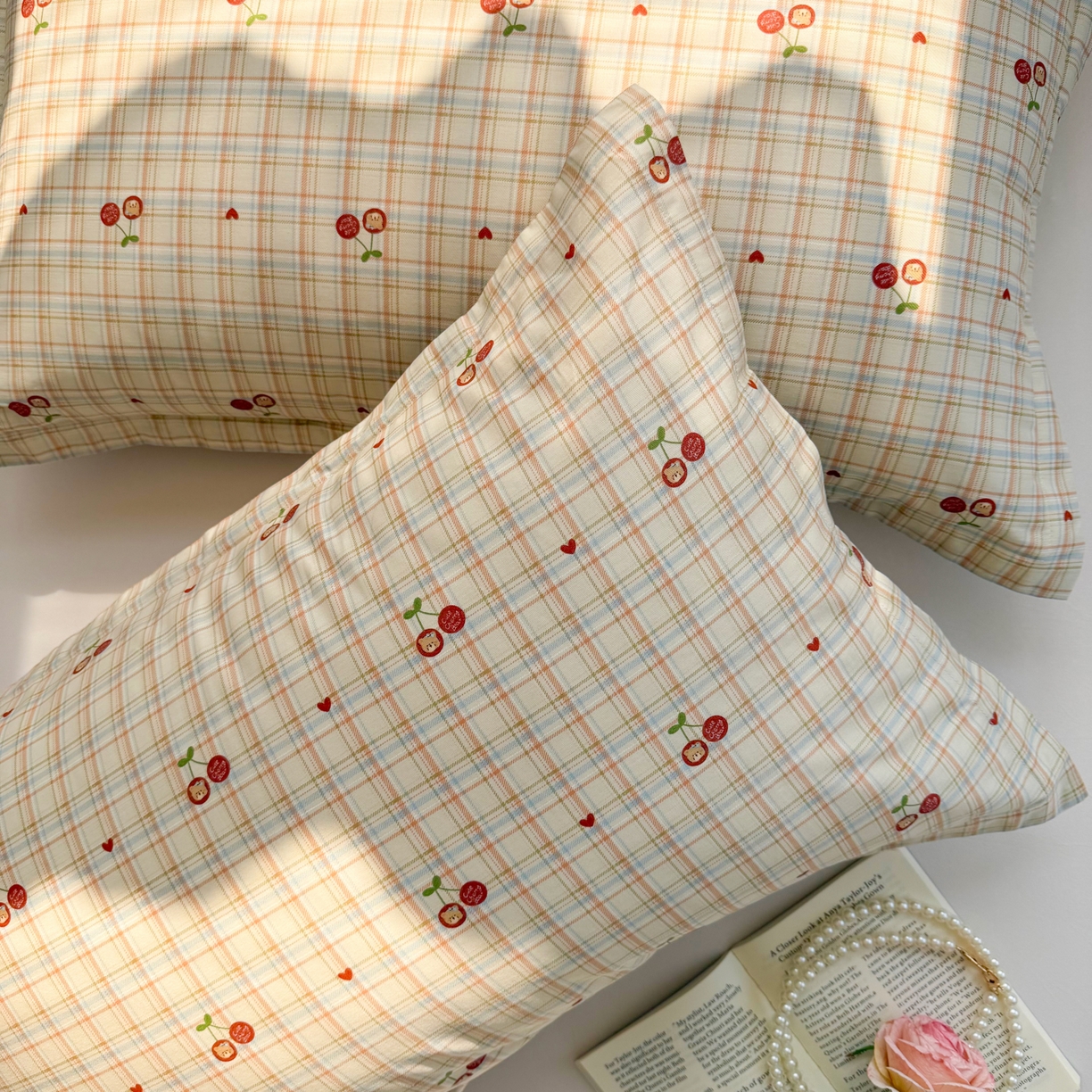 91家纺网 家纺一手货源 找家纺 百寐 2026新款13372全棉信封印花系列枕套 樱桃小熊