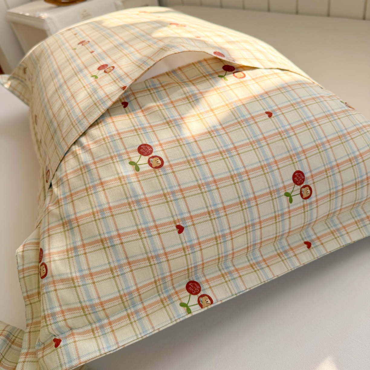 91家纺网 家纺一手货源 找家纺 百寐 2026新款13372全棉信封印花系列枕套 樱桃小熊