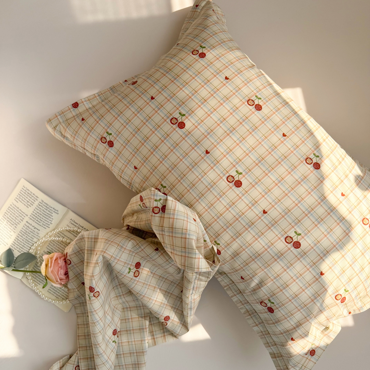 91家纺网 家纺一手货源 找家纺 百寐 2026新款13372全棉信封印花系列枕套 樱桃小熊