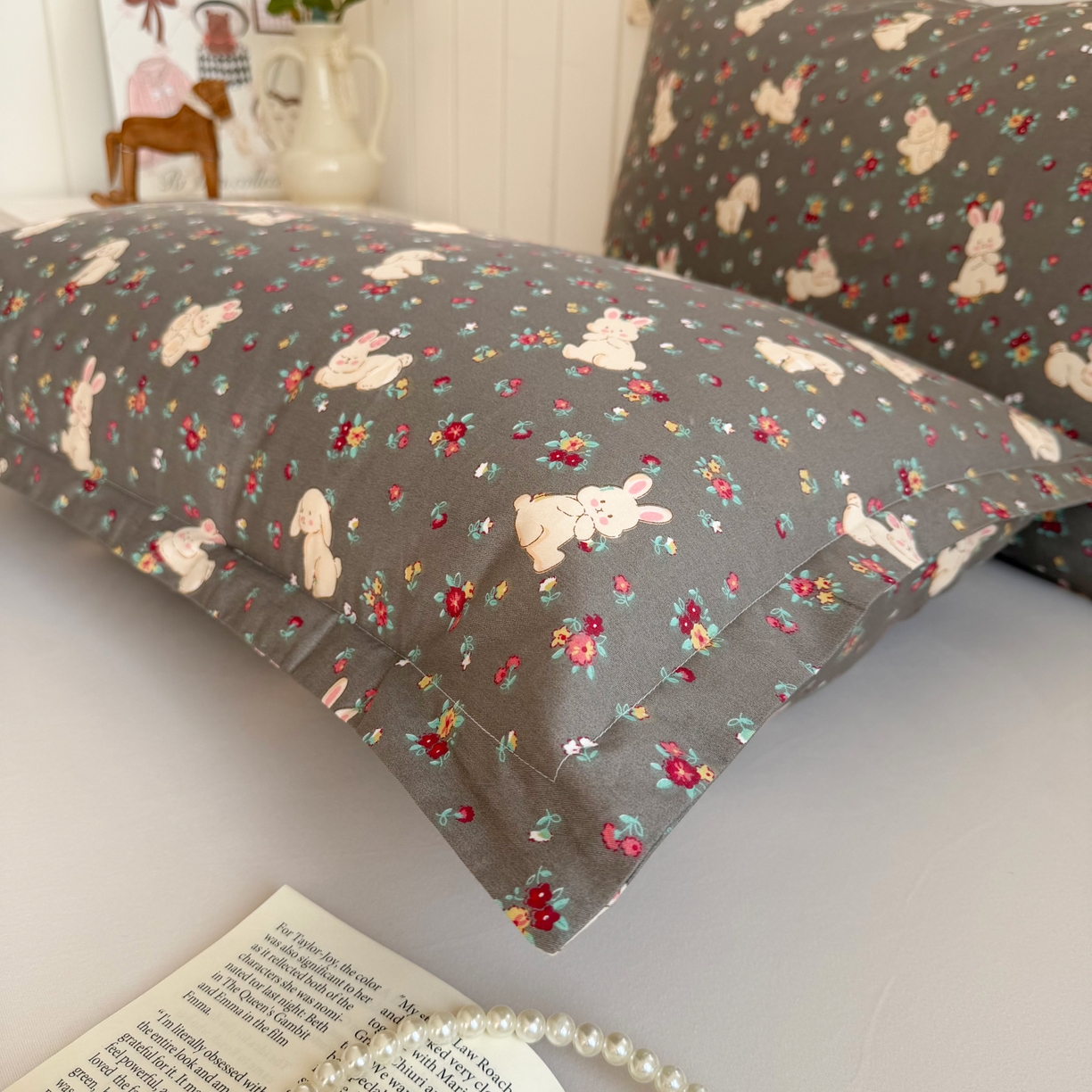 91家纺网 家纺一手货源 找家纺 百寐 2026新款13372全棉信封印花系列枕套 月光兔