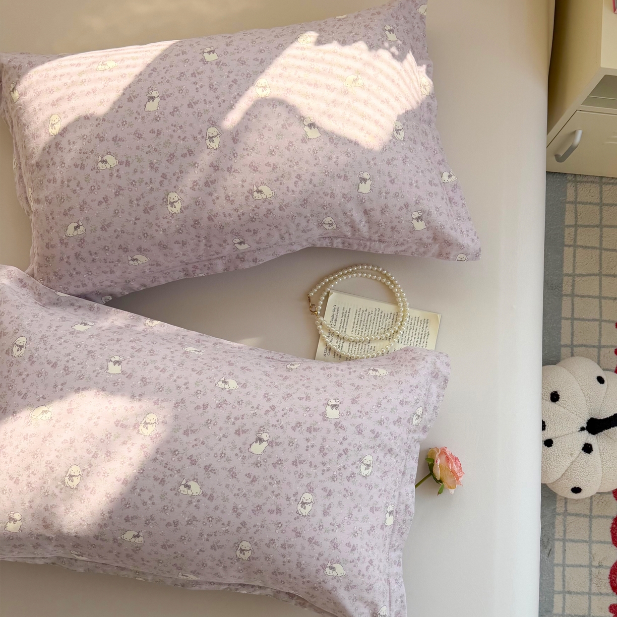 91家纺网 家纺一手货源 找家纺 百寐 2026新款13372全棉信封印花系列枕套 紫小兔