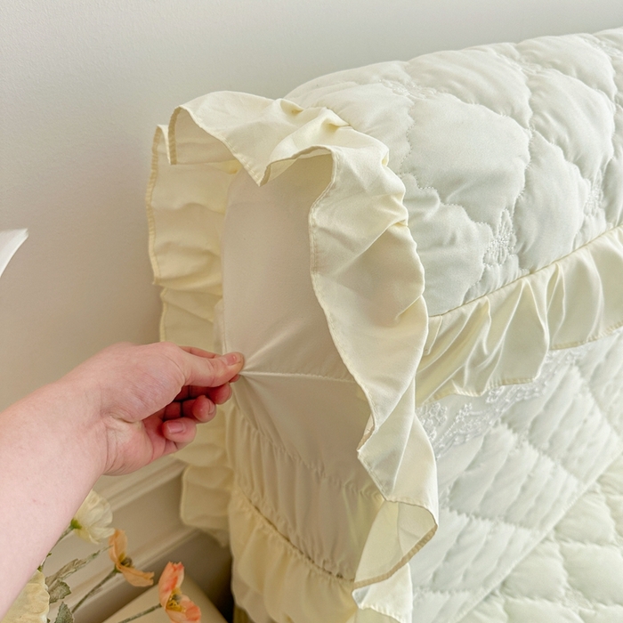 91家纺网 家纺一手货源 找家纺 怡源梦 2026新款A类亲肤棉全包夹棉床头罩-蝴蝶飞飞系列 米黄