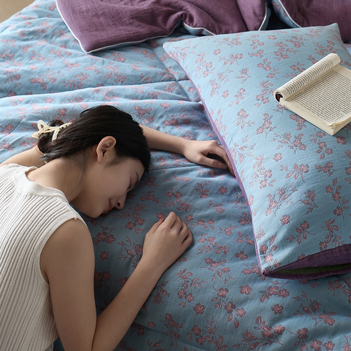 91家纺网 家纺一手货源 找家纺 春皖家纺 2026新款全棉双层提花夏被四件套 花漾兰