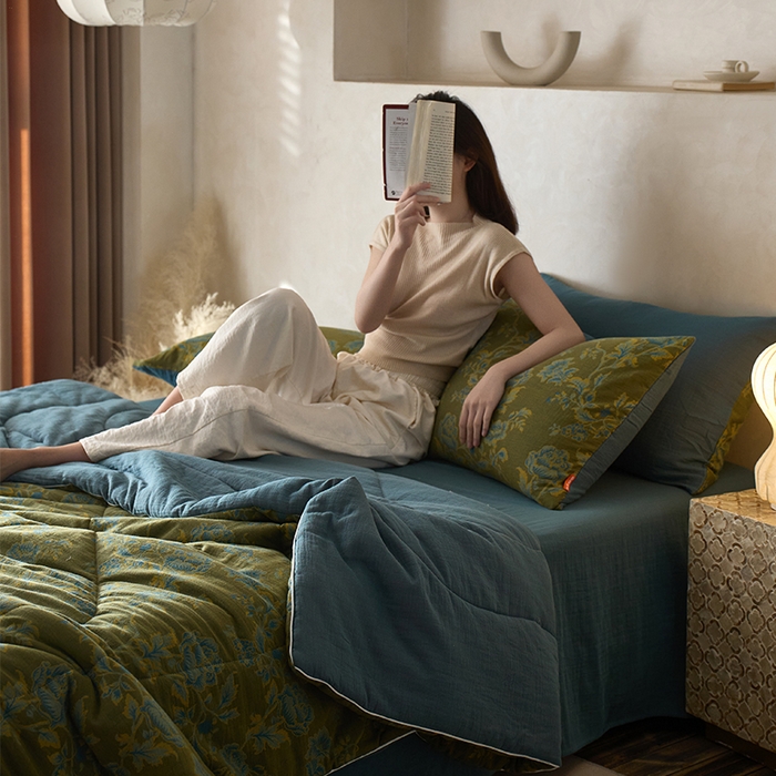 91家纺网 家纺一手货源 找家纺 春皖家纺 2026新款全棉双层提花夏被四件套 卡拉舞曲