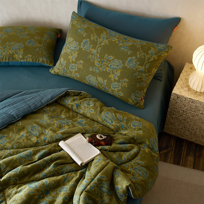 91家纺网 家纺一手货源 找家纺 春皖家纺 2026新款全棉双层提花夏被四件套 卡拉舞曲