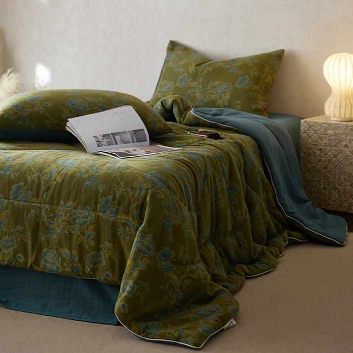 91家纺网 家纺一手货源 找家纺 春皖家纺 2026新款全棉双层提花夏被四件套 卡拉舞曲