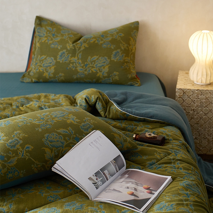 91家纺网 家纺一手货源 找家纺 春皖家纺 2026新款全棉双层提花夏被四件套 卡拉舞曲